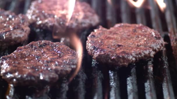 Hamburger Auf Dem Grill Zeitlupe Aufgenommen Auf Phantom Flex — Stockvideo