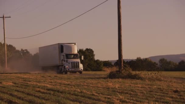 Semi Caminhão Dirigindo Estrada Empoeirada Pôr Sol Totalmente Liberado Para — Vídeo de Stock