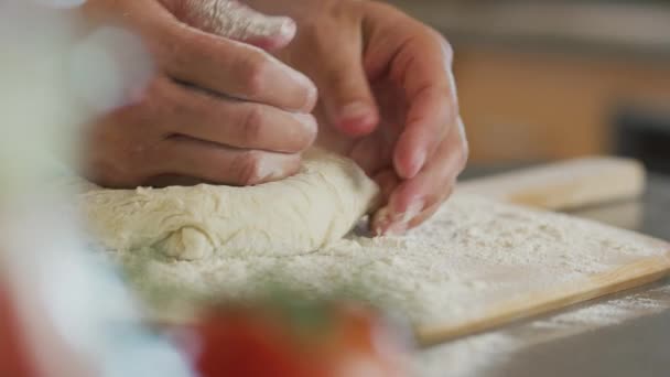 Κοντινό Πλάνο Των Χεριών Προετοιμασία Φρέσκια Ζύμη Πίτσα — Αρχείο Βίντεο