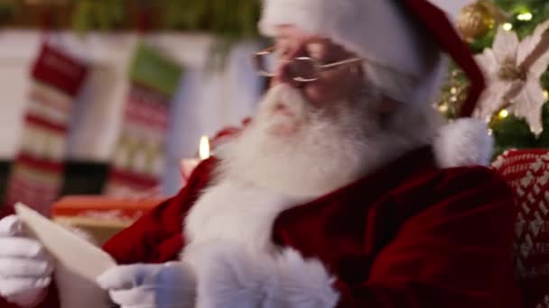 Święty Mikołaj Czytający List Dziecka Zbliżenie — Wideo stockowe