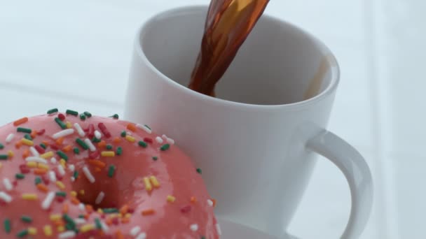 Donut Con Café Vertiendo Cámara Lenta — Vídeos de Stock