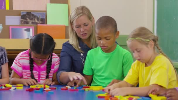 Leraar Leerlingen Klas Werken Met Vormen — Stockvideo