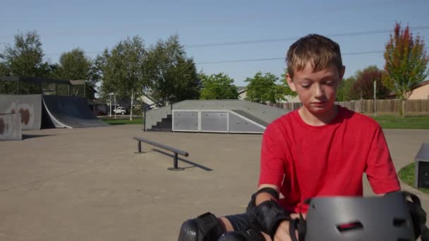 Chlapec Nasadil Helmu Připravoval Rollerblad Parku — Stock video