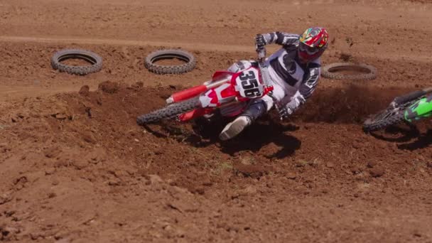 Motocross Racers Gaan Hoek Volledig Vrijgegeven — Stockvideo