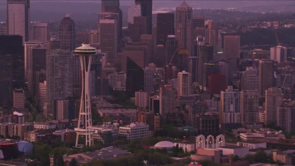 ワシントン州シアトル 2017年頃 夜明けにスペース ニードルと都市の建物の空中ビュー CineflexとRed Epic Heliumで撮影 — ストック動画