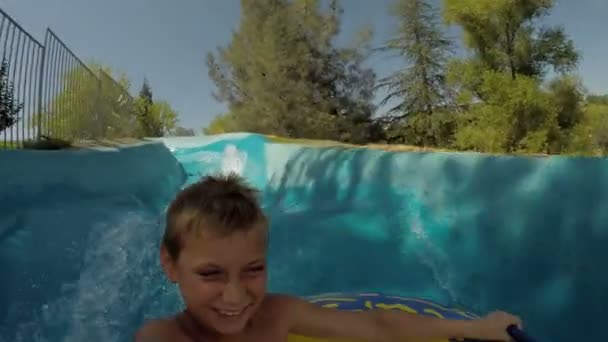 Jovem Rapaz Descendo Escorrega Água Parque Aquático Vídeo Pov — Vídeo de Stock