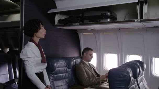 客室乗務員は搭乗客の飛行機を助ける ストック映像