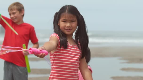 Niños Soplando Burbujas Playa Cámara Lenta — Vídeo de stock