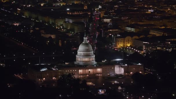 ワシントンD 2017年頃 夜間のアメリカ合衆国議会議事堂ビルの空中展望 CineflexとRed Epic Heliumで撮影 — ストック動画