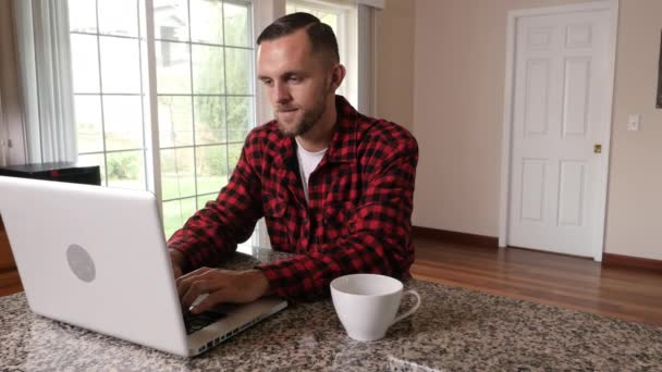 Άνθρωπος Που Εργάζεται Φορητό Υπολογιστή Στο Σπίτι — Αρχείο Βίντεο