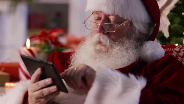 Santa Claus Usando Tableta Digital Primer Plano — Vídeos de Stock