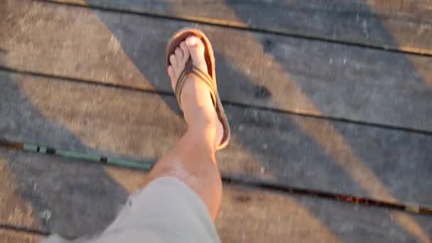 Regardant Les Pieds Dans Des Sandales Marchant Sur Jetée — Video