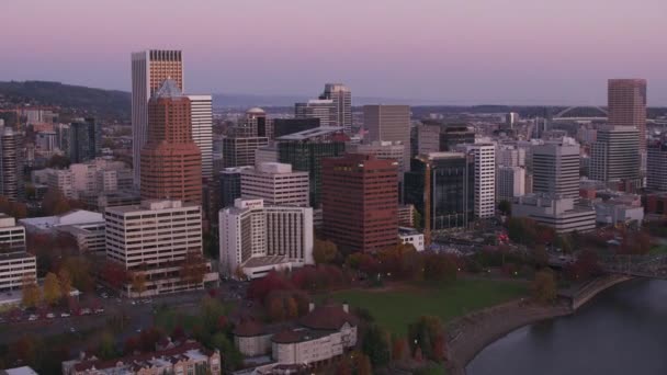 オレゴン州ポートランド2017年頃 オレゴン州ポートランドの都市建築物の空中撮影 CineflexとRed Epic Heliumで撮影 — ストック動画