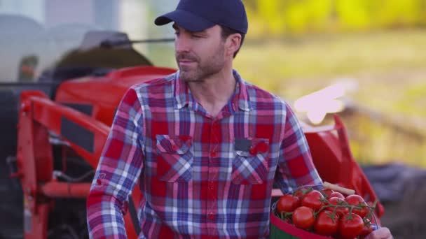Porträtt Bonde Sittande Traktor Med Korg Tomater — Stockvideo