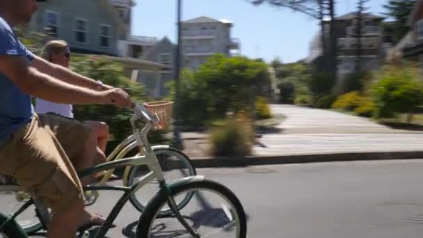 Pareja Montar Bicicleta Juntos Comunidad Vacaciones Costeras — Vídeos de Stock