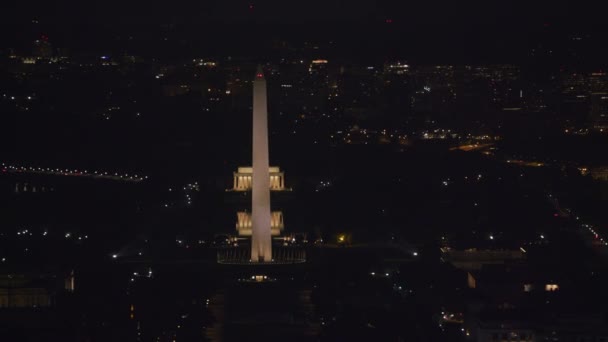 华盛顿特区大约在2017年 林肯纪念堂和华盛顿纪念碑的空中景观在夜间 用Cineflex和Red Epic Helium拍摄 — 图库视频影像