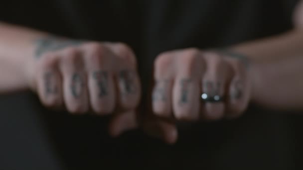 Hombre Extiende Los Puños Con Los Dedos Tatuados Cámara Lenta — Vídeo de stock