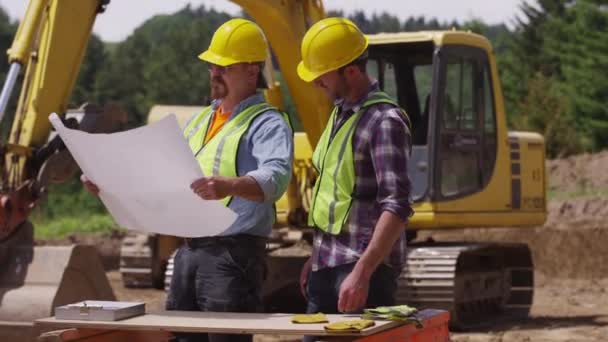 Trabajadores Construcción Mirando Planes — Vídeos de Stock