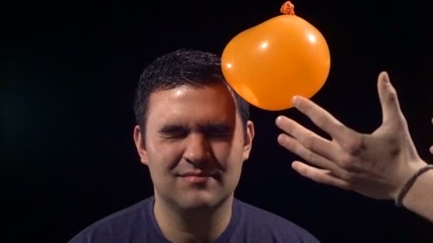 Waterballon Raken Mensen Gezicht Super Slow Motion Opgenomen Met Phantom — Stockvideo