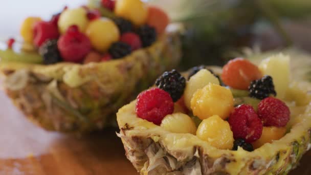 パイナップル ベリー メロン ザクロとトロピカルフルーツサラダの準備 — ストック動画