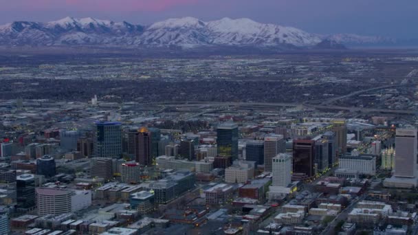盐湖城 犹他州 2017年左右 日出时空中拍摄盐湖城和瓦萨奇山脉 — 图库视频影像