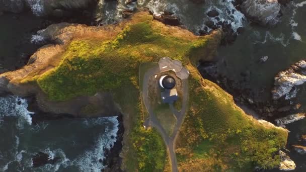 Bovenaanzicht Vanuit Lucht Yaquina Bay Lighthouse Bij Zonsondergang Newport Oregon — Stockvideo
