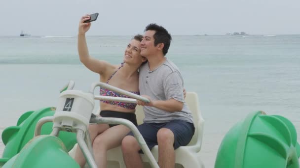 カップル取る自撮り上の水三輪車でハワイ — ストック動画