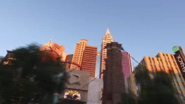 Las Vegas, Nevada, ABD - 20 Nisan 2016: Las Vegas Bulvarı 'nda New York Oteli' nin yanından geçerken