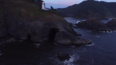 Gün batımında, Oregon 'da Heceta Head Deniz Feneri' nin hava görüntüsü.