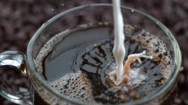 Yavaş çekimde kahveye krema dökülüyor.