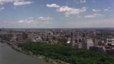 New York City, New York dolaylarında 2017, Yukarı Manhattan 'ın Hudson Nehri' nden havadan görünüşü. Cineflex ve RED Epic-W Helyum ile çekilmiştir..