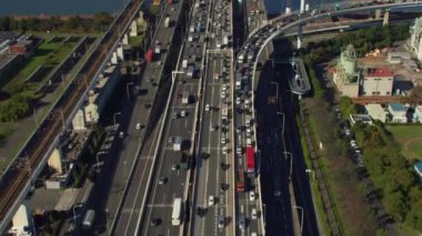 Tokyo, Japonya 2018 dolaylarında. Çevre yolu ve köprünün üzerinden uçarak, şehre doğru eğilerek. Kırmızı kamerayla helikopterden çekilmiş..