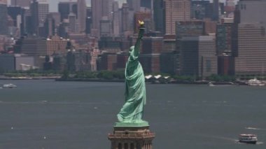 New York City, New York Circa-2017, New York 'taki Özgürlük Heykeli' nin gündüz hava görüntüsü. Cineflex ve RED Epic-W Helyum ile çekilmiştir..