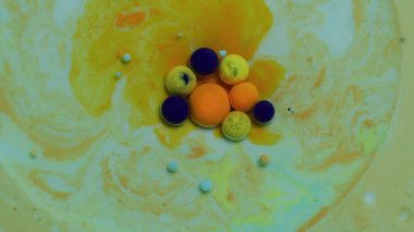 Yeşil, turuncu ve mavi boyalı yağın soyut görüntüsü