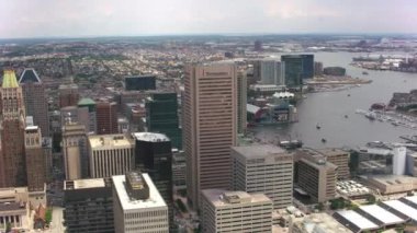 Baltimore, Maryland 2017 dolaylarında Baltimore şehir merkezinin havadan görünüşü. Cineflex ve RED Epic-W Helyum ile çekilmiştir..