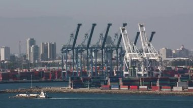 Long Beach, California - 2017 dolaylarında Long Beach nakliye terminalinin hava görüntüleri. Cineflex ve RED Epic-W Helyum ile çekilmiştir..