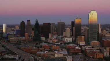 Dallas, Teksas - 2017 dolaylarında: Alacakaranlıkta Dallas, Teksas 'ın havadan görünüşü