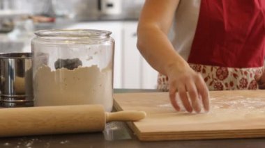 Kurabiyeler için hamur rulosu hazırlanıyor