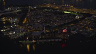 Baltimore, Maryland 2017 dolaylarında, geceleri Domino Sugars fabrikasının havadan görünüşü. Cineflex ve RED Epic-W Helyum ile çekilmiştir..