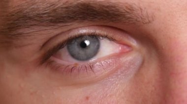 İnsanın gözünün aşırı yakın çekimi.