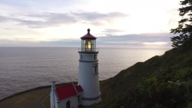 Gün batımında, Oregon 'da Heceta Head Deniz Feneri' nin hava görüntüsü.