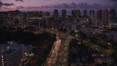 Honolulu, Oahu, Hawaii 2018 dolaylarında geceleri Honolulu şehrine giden otoyolun havadan görünüşü. Cineflex ve RED Epic-W Helyum ile çekilmiştir..