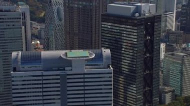 Tokyo, Japonya 2018 dolaylarında. Shinjuku, Tokyo 'daki şehir merkezindeki binaların hava görüntüsü. Kırmızı kamerayla helikopterden çekilmiş..