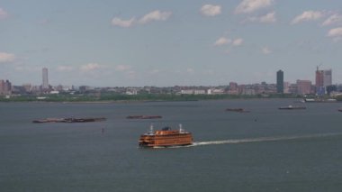 New York City, New York dolaylarında 2017, New York Limanı 'ndaki Staten Island Ferry' nin havadan çekimi. Cineflex ve RED Epic-W Helyum ile çekilmiştir..