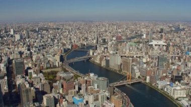 Tokyo, Japonya 2018 dolaylarında. Sumida Nehri üzerinde uçuyor. Kırmızı kamerayla helikopterden çekilmiş..