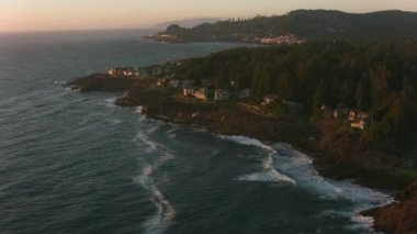 Depoe Körfezi, Oregon 2017 dolaylarında, gün batımında Depoe Körfezi, Oregon 'un hava görüntüleri. Cineflex ve RED Epic-W Helyum ile çekilmiştir..