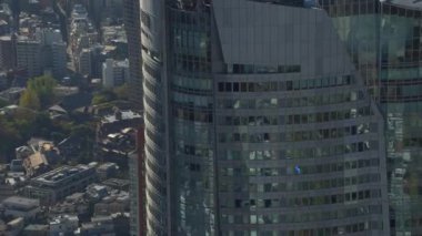 Tokyo, Japonya 2018 dolaylarında. Roppongi Hills Binası 'nın hava görüntüsünü kapatın. Kırmızı kamerayla helikopterden çekilmiş..