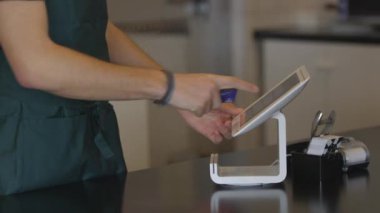 Modern kahve dükkanında kredi kartı işlemleri yakın plan.