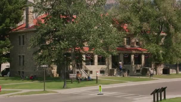 Nationaal Park Yellowstone Circa 2018 Bezoekerscentrum Bij Mammoet Hot Springs — Stockvideo