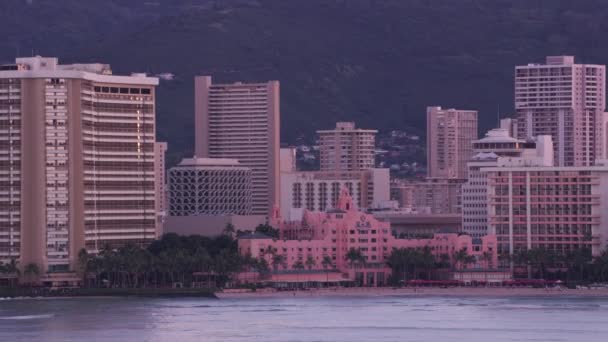 檀香山 瓦胡岛 夏威夷大约2018年 黄昏时怀基基海滩的空中风景 用Cineflex和Red Epic Helium拍摄 — 图库视频影像